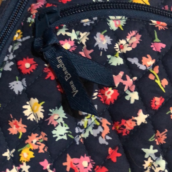 NWT! Vera Bradley Essential Sling Backpack in Scattered Wildflowers - Picture 3 of 3